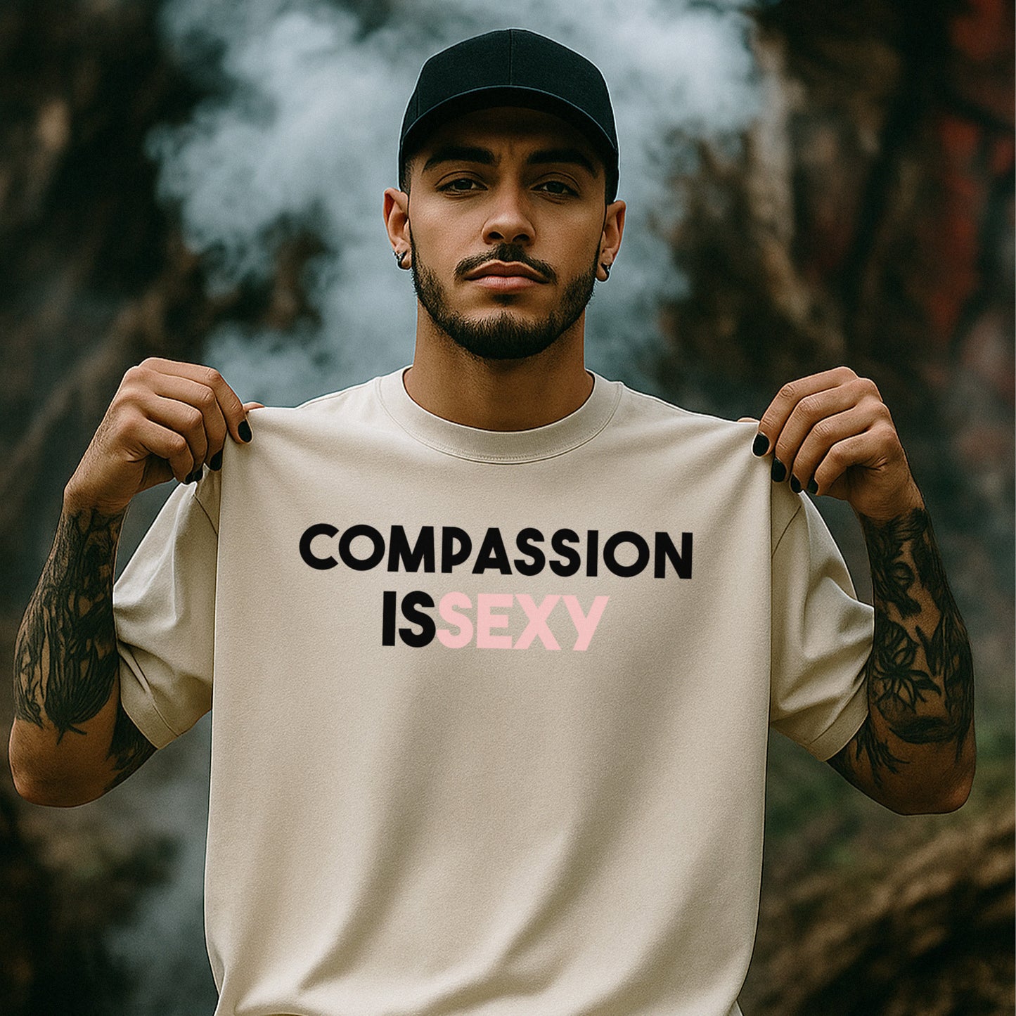 Nachhaltiges Oversized Unisex T-Shirt von Natura Umbra in Natural Raw mit Frontprint „Compassion is sexy“ – Stanley/Stella Freestyler, getragen von einem männlichen Model.