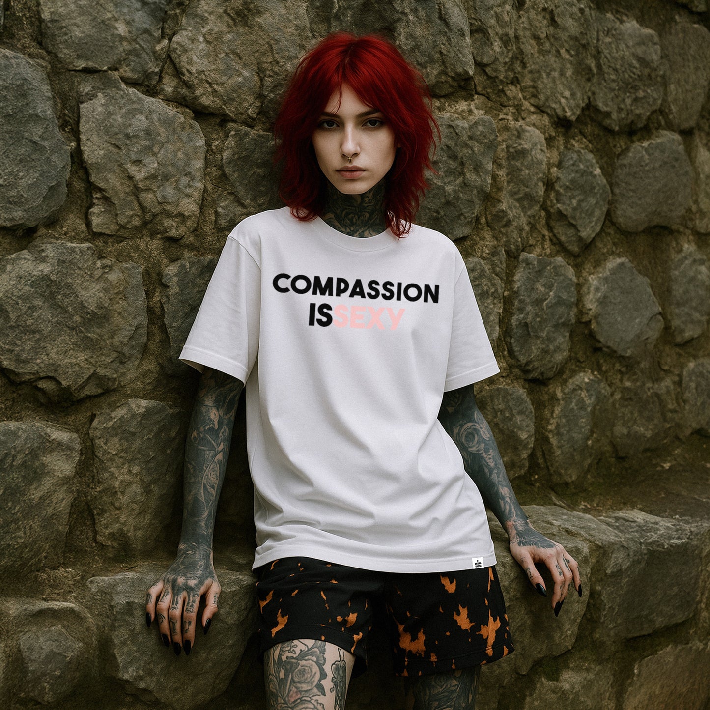 Nachhaltiges Oversized T-Shirt in Weiß von Natura Umbra mit Frontprint „Compassion is sexy“ – Stanley/Stella Freestyler, getragen von einem weiblichen Model.