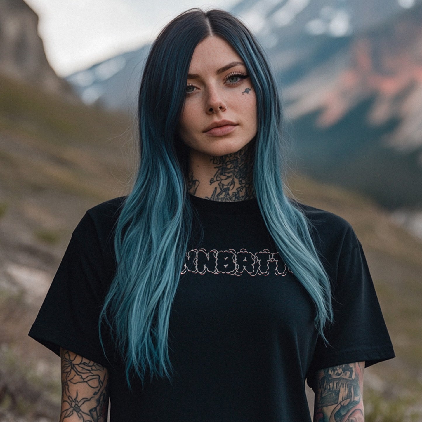Weibliches Model trägt das schwarze Unisex T-Shirt „BNNNBRTTV“ – Stanley/Stella Creator 2.0 von Natura Umbra mit Frontprint.
