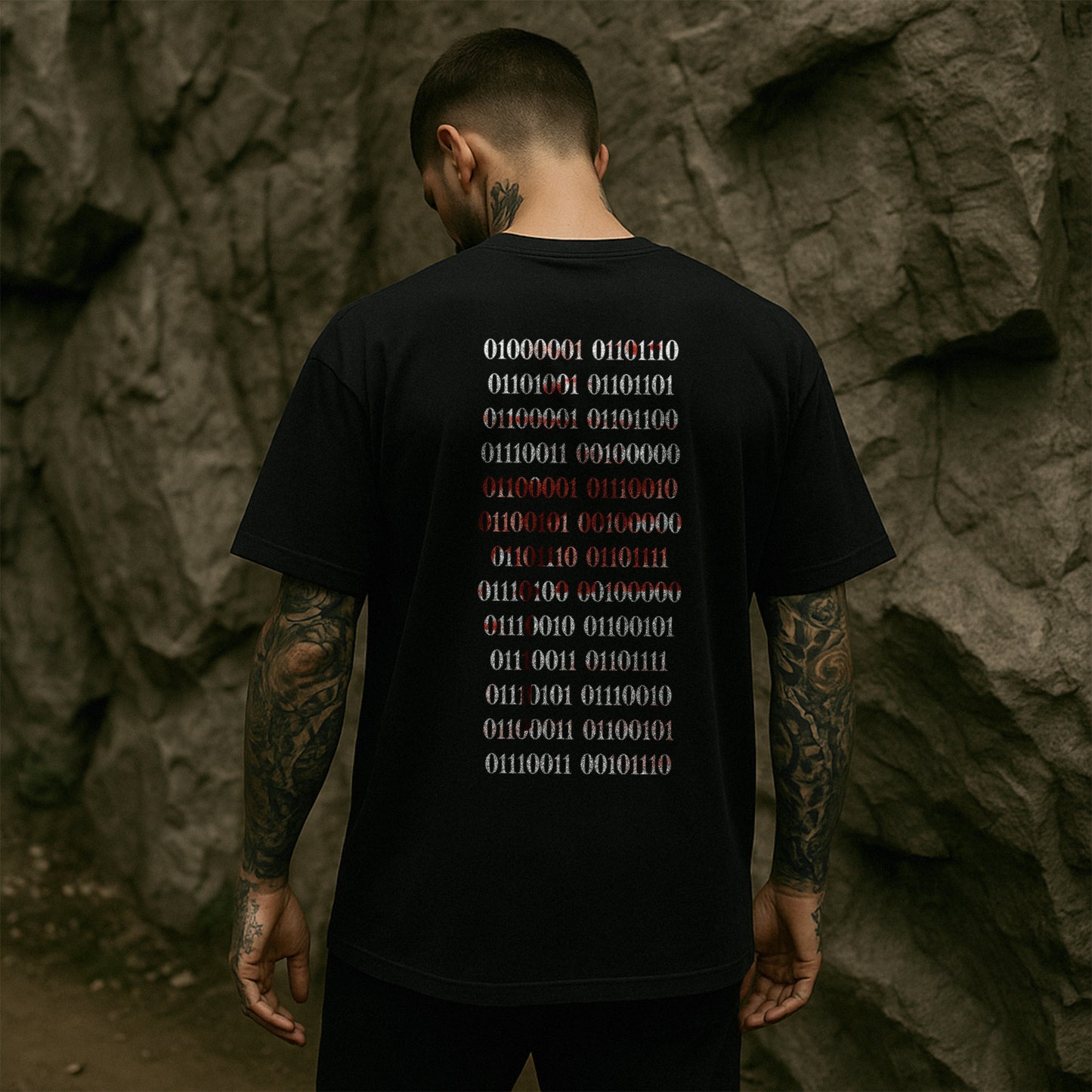 Model zeigt das schwarze Oversized Unisex T-Shirt von Natura Umbra mit Backprint „Binärcode“ – Stanley/Stella Freestyler.