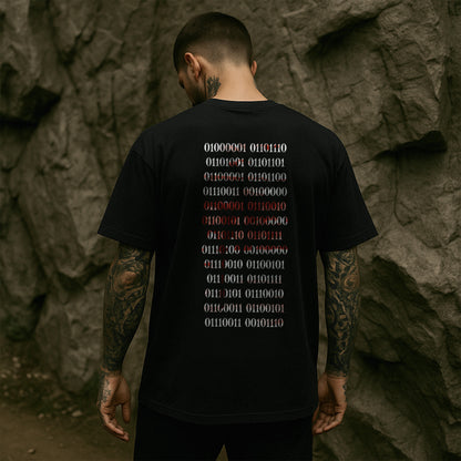 Model zeigt das schwarze Oversized Unisex T-Shirt von Natura Umbra mit Backprint „Binärcode“ – Stanley/Stella Freestyler.