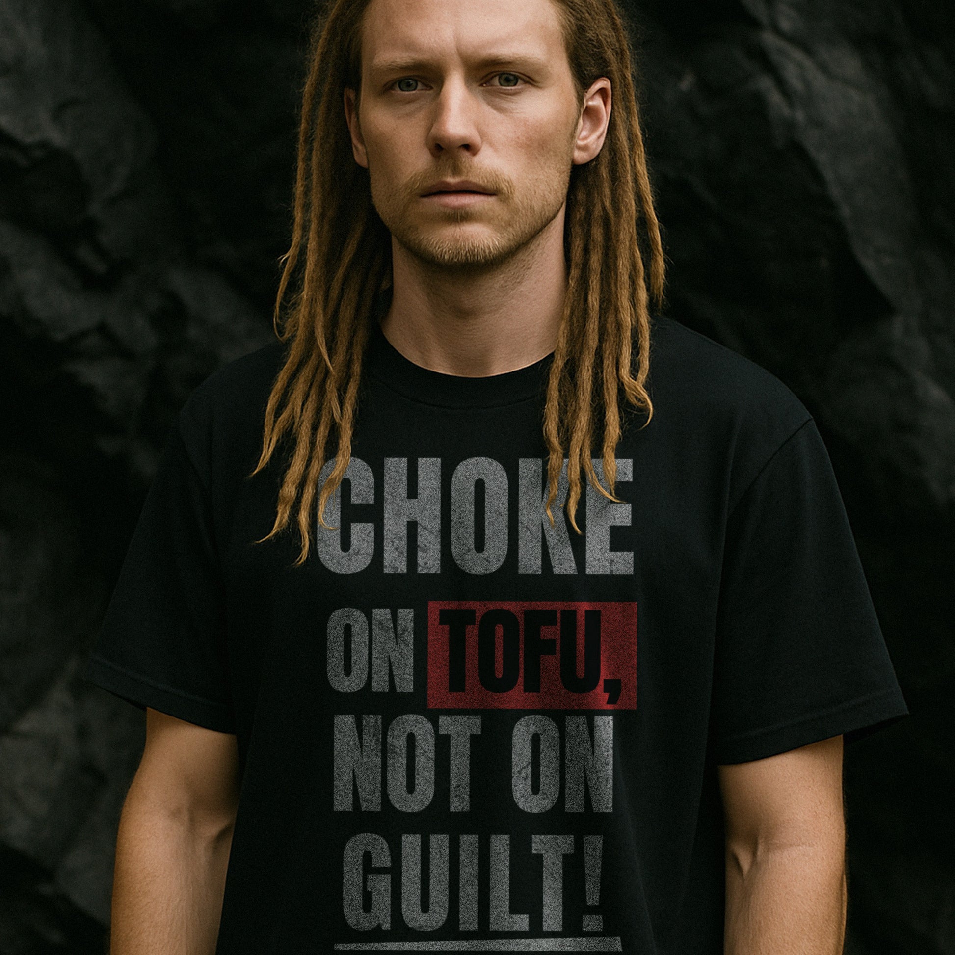 Nachhaltiges Oversized Unisex T-Shirt in Schwarz mit dem Frontprint „Choke on Tofu, not on Guilt!“ – Stanley/Stella Freestyler von Natura Umbra, getragen von einem männlichen Model.