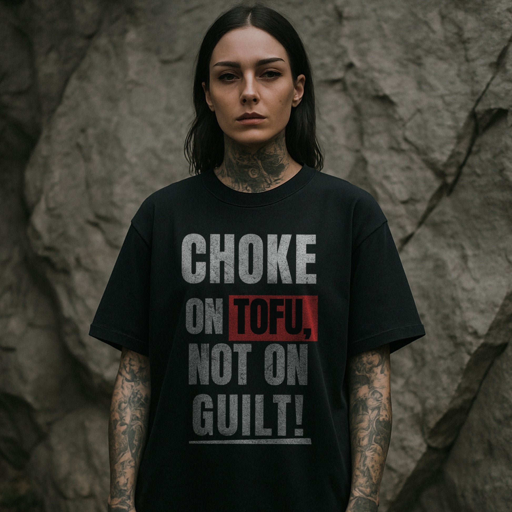 Nachhaltiges Oversized Unisex T-Shirt in Schwarz von Natura Umbra mit provokantem Frontprint „Choke on Tofu, not on Guilt!“ – Stanley/Stella Freestyler, getragen von einem weiblichen Model.