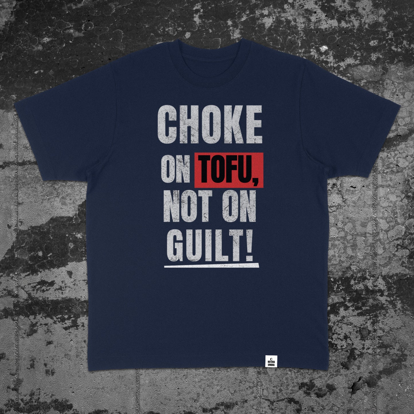 Nachhaltiges Oversized T-Shirt in French Navy mit Frontprint „Choke on Tofu, not on Guilt!“ – Flatlay-Mockup des Stanley/Stella Freestyler von Natura Umbra.