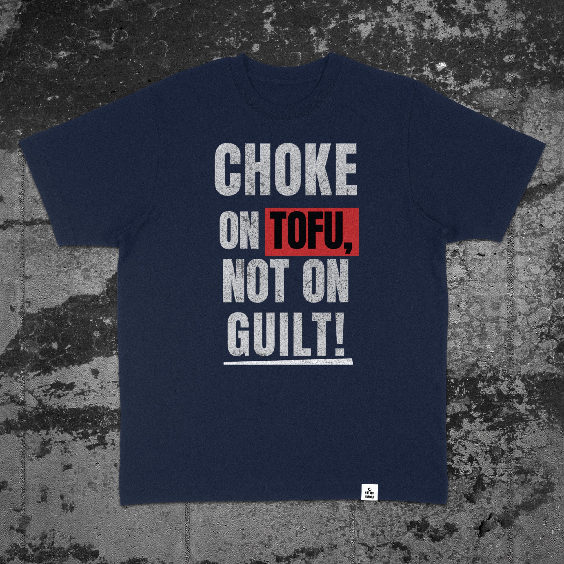 Nachhaltiges Oversized T-Shirt in French Navy mit Frontprint „Choke on Tofu, not on Guilt!“ – Flatlay-Mockup des Stanley/Stella Freestyler von Natura Umbra.