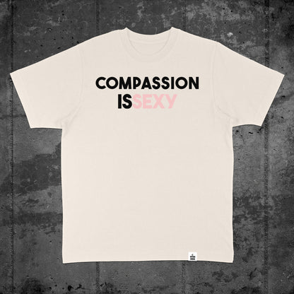 Nachhaltiges Oversized Unisex T-Shirt von Natura Umbra in Natural Raw mit Frontprint „Compassion is sexy“ – Flatlay des Stanley/Stella Freestyler.