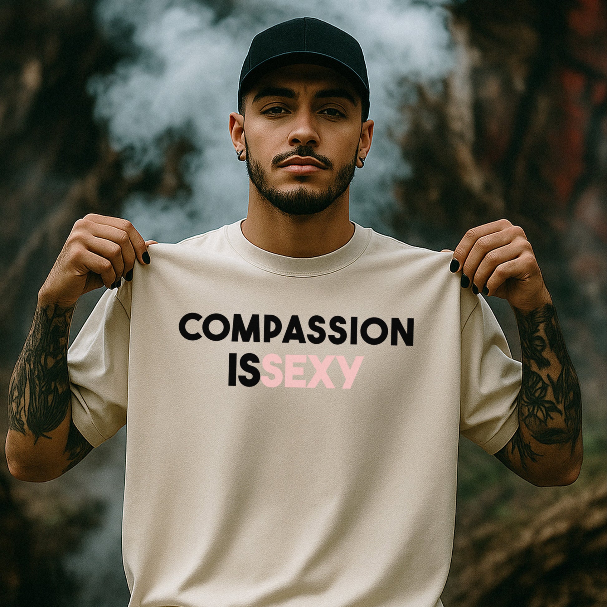 Nachhaltiges Oversized Unisex T-Shirt von Natura Umbra in Natural Raw mit Frontprint „Compassion is sexy“ – Stanley/Stella Freestyler, getragen von einem männlichen Model.