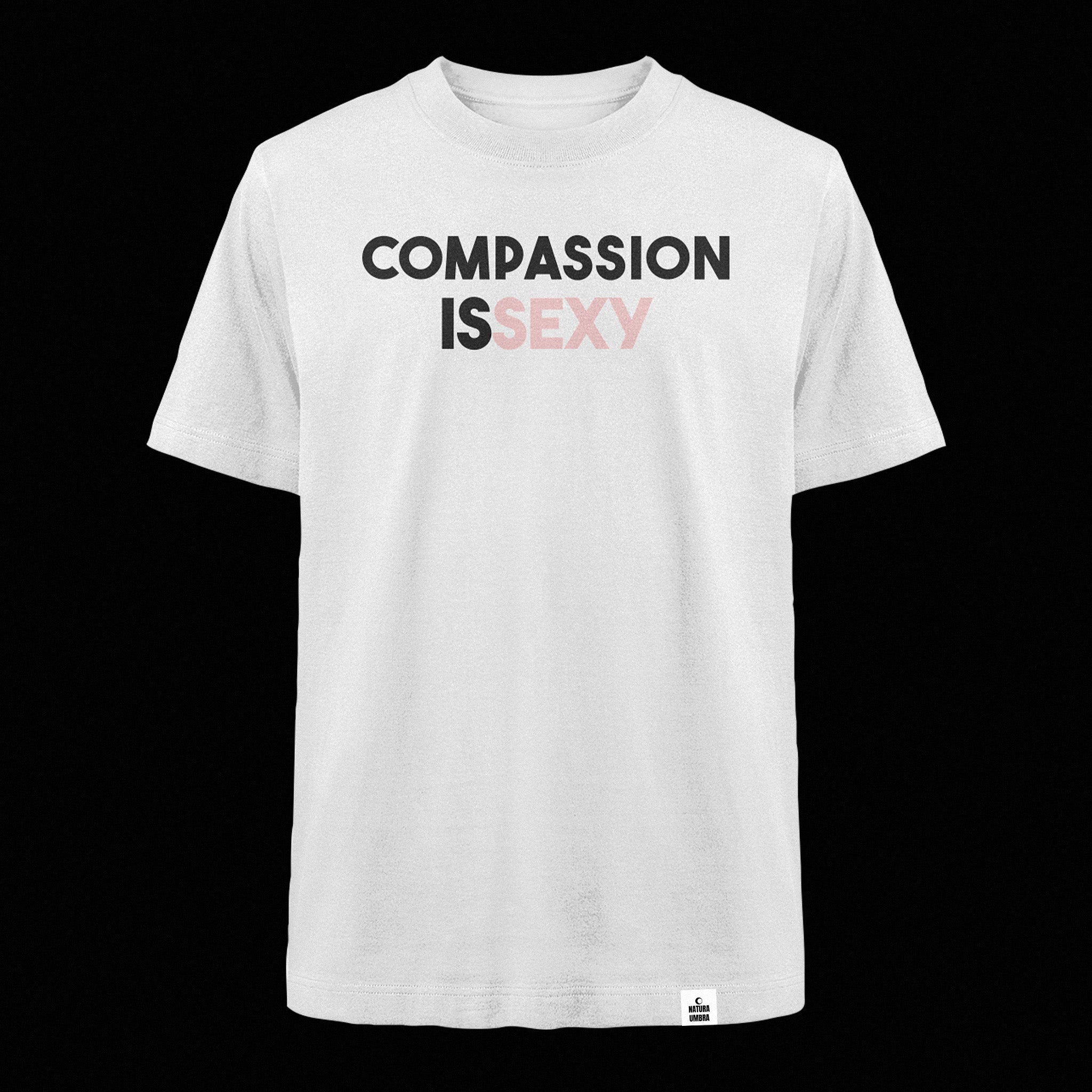 Nachhaltiges Oversized Unisex T-Shirt in Weiß von Natura Umbra mit Frontprint „Compassion is sexy“ – Stanley/Stella Freestyler als Ghost-Mockup.