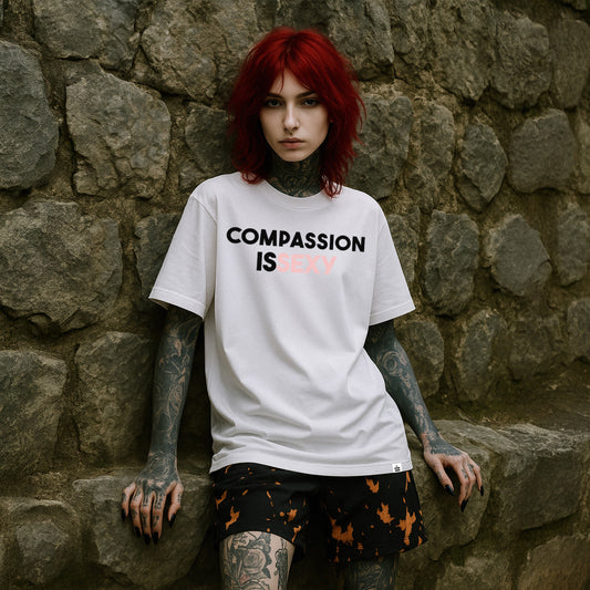 Nachhaltiges Oversized T-Shirt in Weiß von Natura Umbra mit Frontprint „Compassion is sexy“ – Stanley/Stella Freestyler, getragen von einem weiblichen Model.