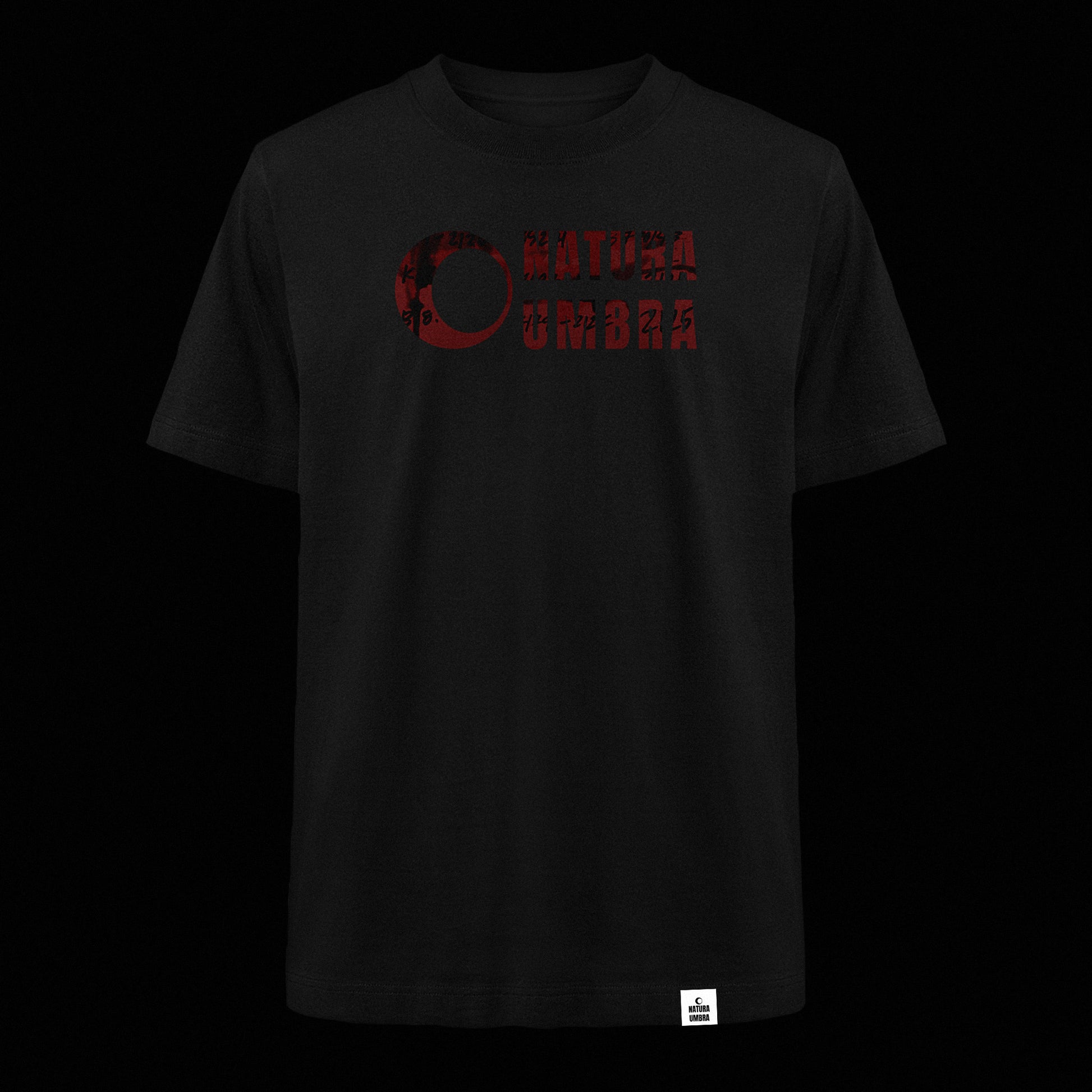Ghost-Mockup des schwarzen Oversized Unisex T-Shirts „Natura Umbra“ – Stanley/Stella Freestyler mit Frontprint.