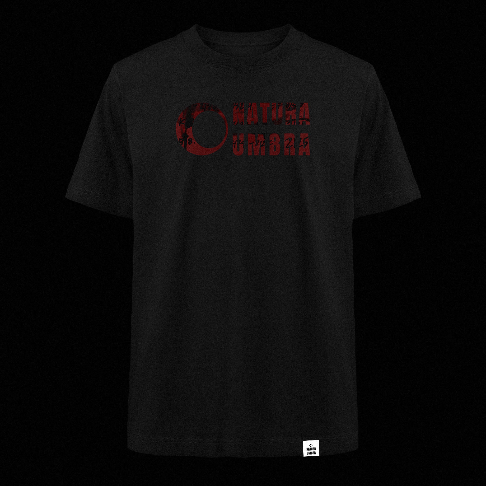 Ghost-Mockup des schwarzen Oversized Unisex T-Shirts „Natura Umbra“ – Stanley/Stella Freestyler mit Frontprint.