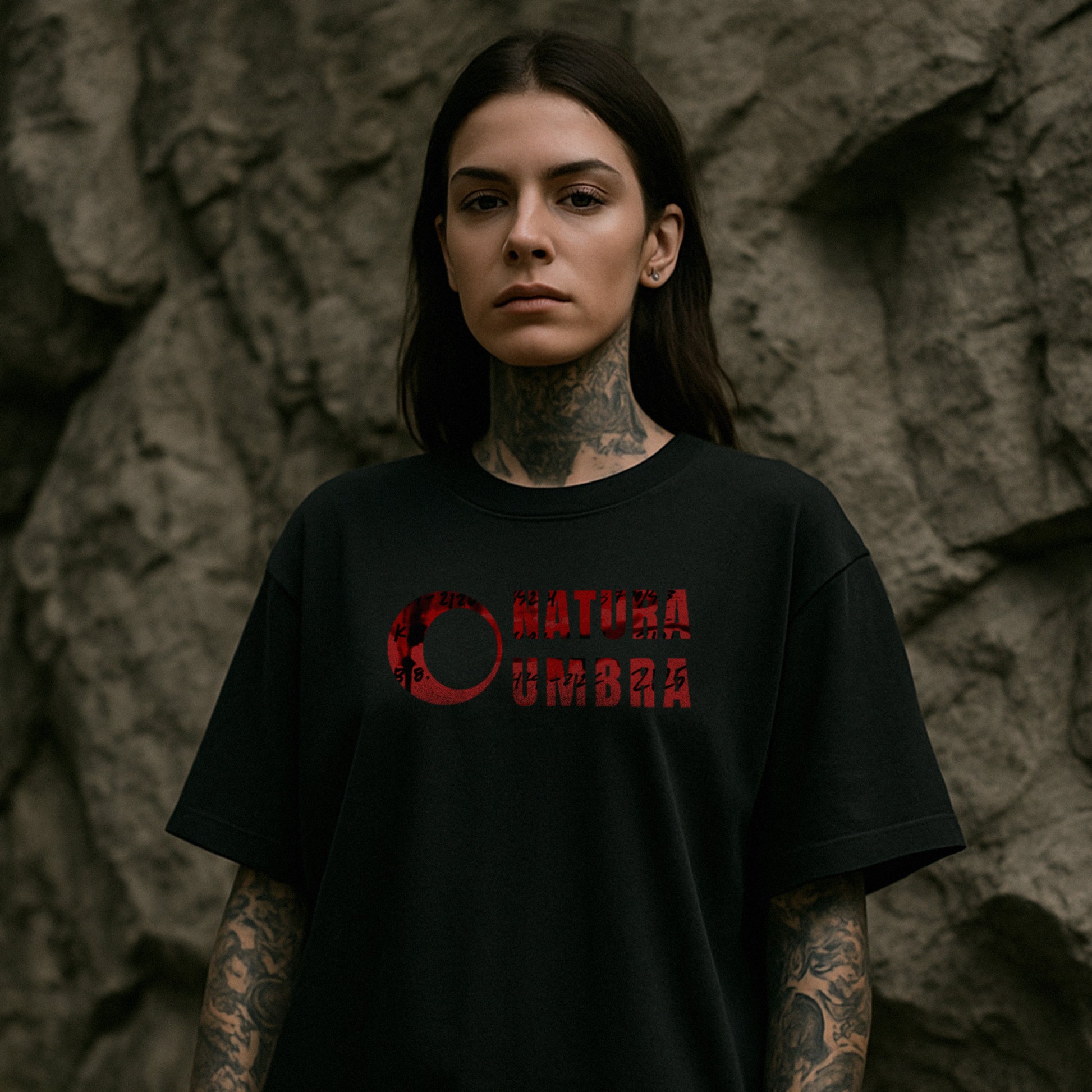 Model trägt das schwarze Oversized Unisex T-Shirt „Natura Umbra“ mit Frontprint – Stanley/Stella Freestyler.