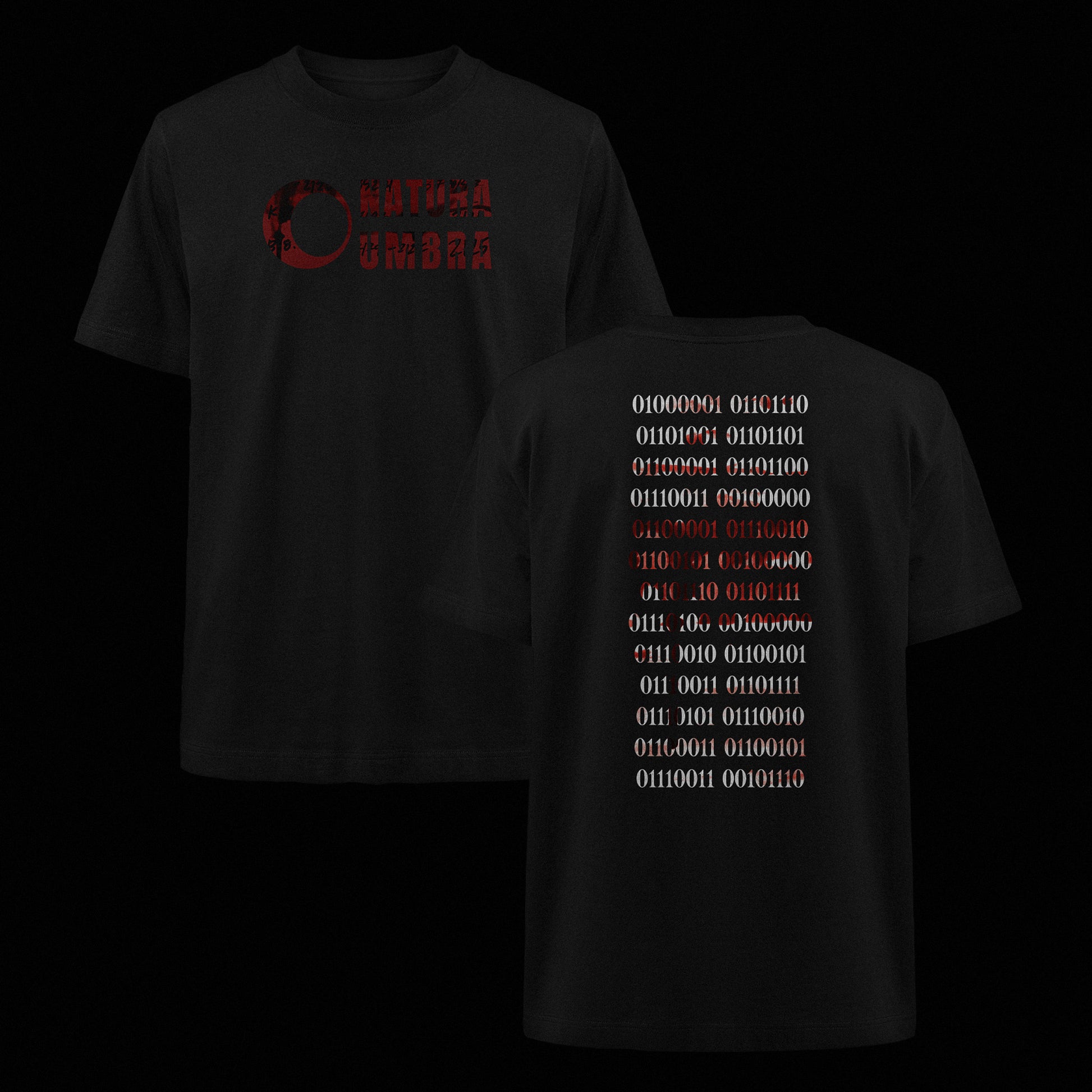 Ghost-Mockup des schwarzen Oversized Unisex T-Shirts von Natura Umbra mit Frontprint „Natura Umbra“ und Backprint „Binärcode“ – Stanley/Stella Freestyler.