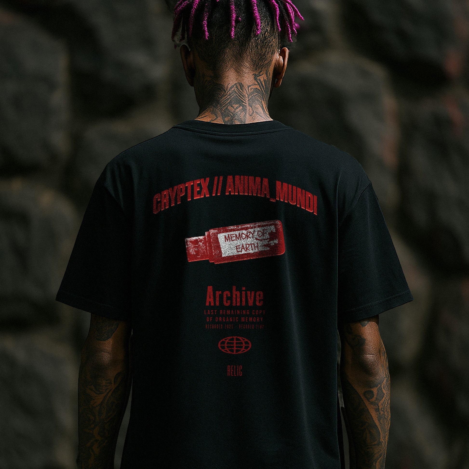 Nachhaltiges Oversized T-Shirt in Schwarz von Natura Umbra – Stanley/Stella Freestyler mit Backprint „Relic“, getragen vom Model.