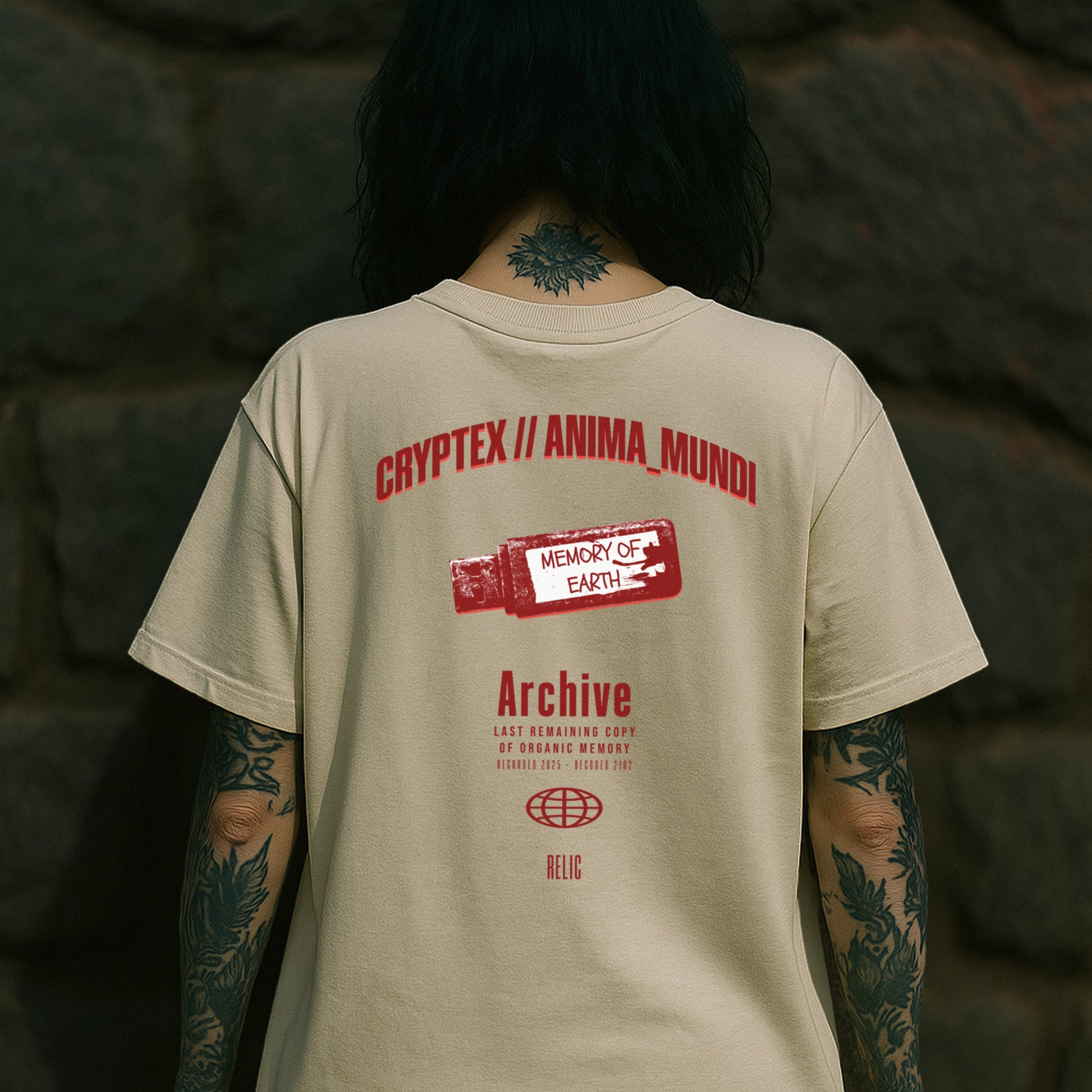 Nachhaltiges Oversized T-Shirt von Natura Umbra in Natural Raw – Stanley/Stella Freestyler mit Backprint „Relic“, getragen von einem weiblichen Model.