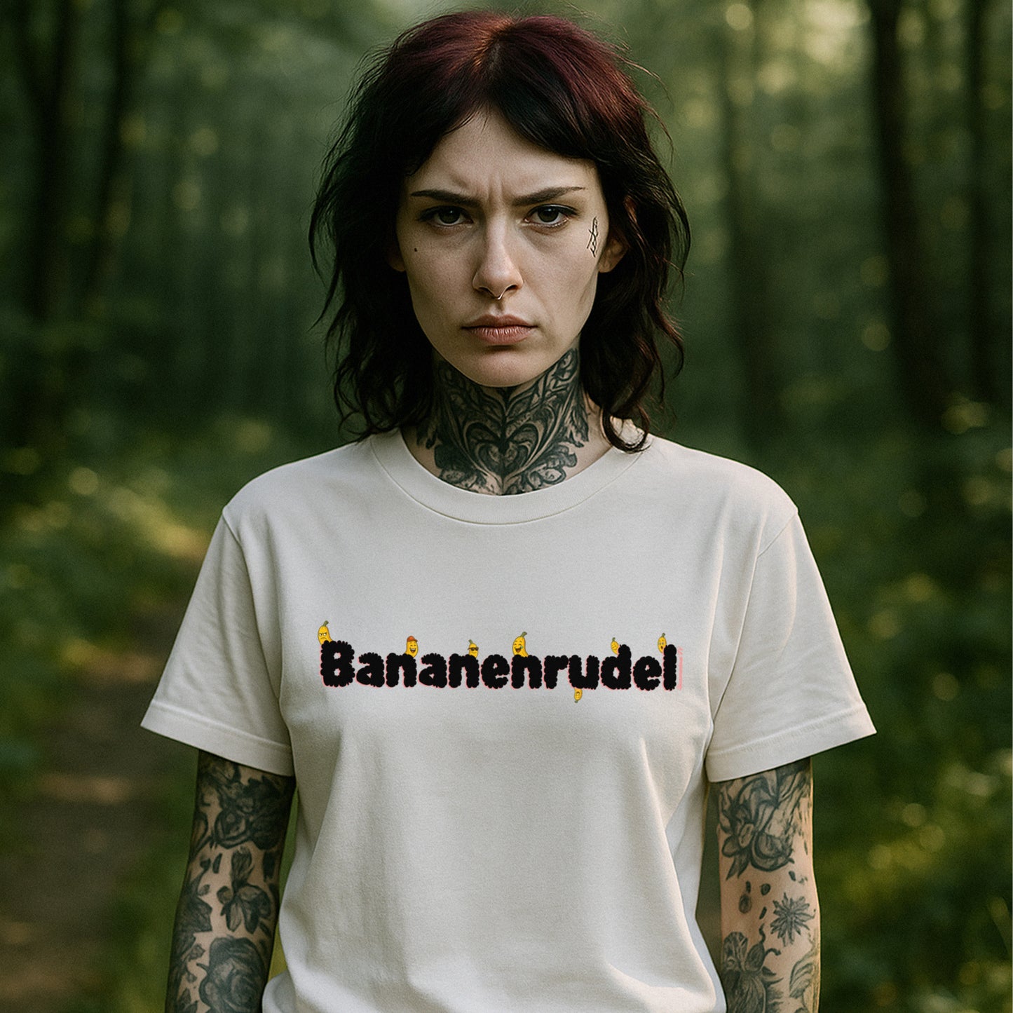 Model trägt das weiße Unisex T-Shirt „Bananenrudel“ von Natura Umbra – Stanley/Stella Creator 2.0 mit Frontprint.