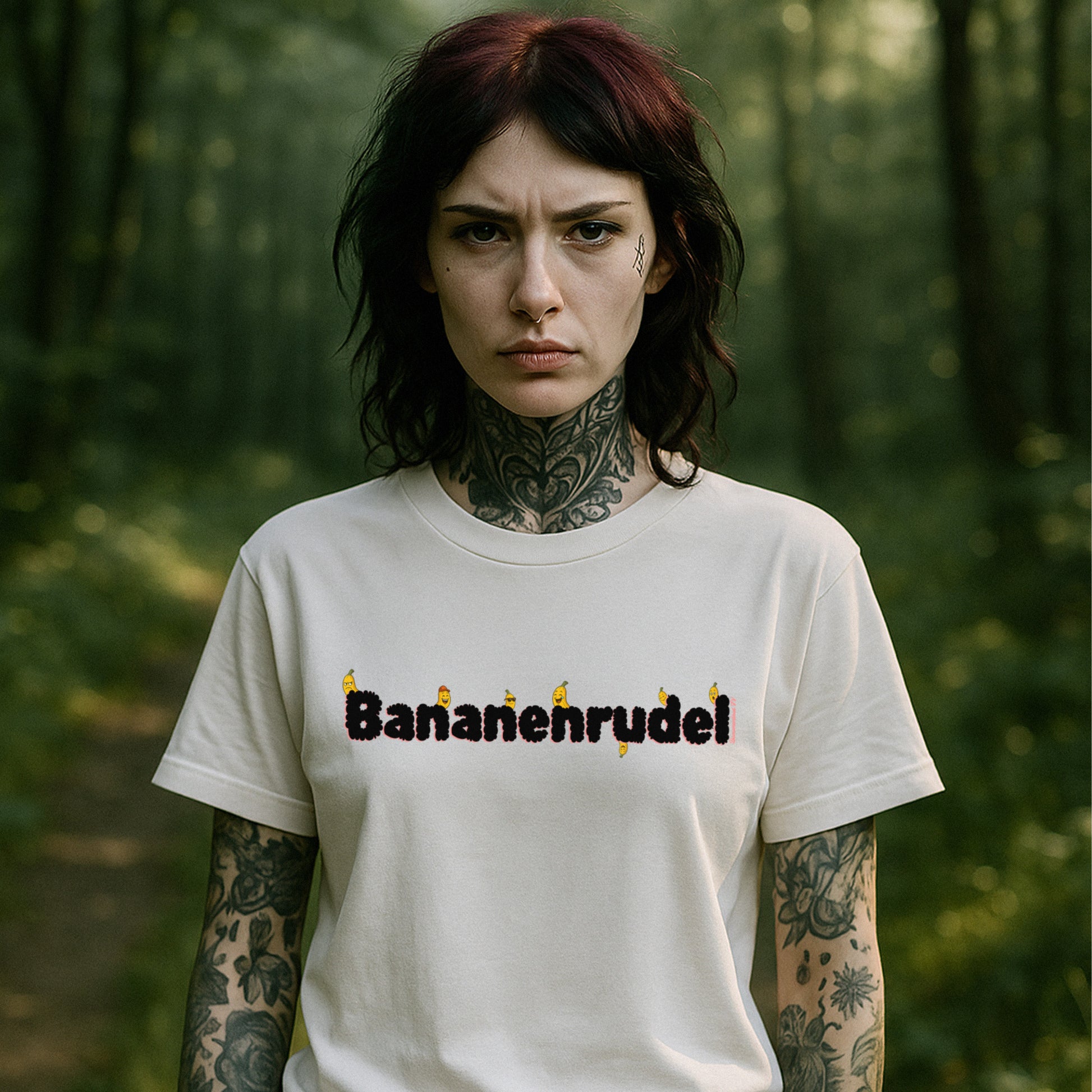 Model trägt das weiße Unisex T-Shirt „Bananenrudel“ von Natura Umbra – Stanley/Stella Creator 2.0 mit Frontprint.