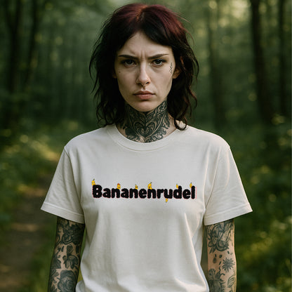 Model trägt das weiße Unisex T-Shirt „Bananenrudel“ von Natura Umbra – Stanley/Stella Creator 2.0 mit Frontprint.