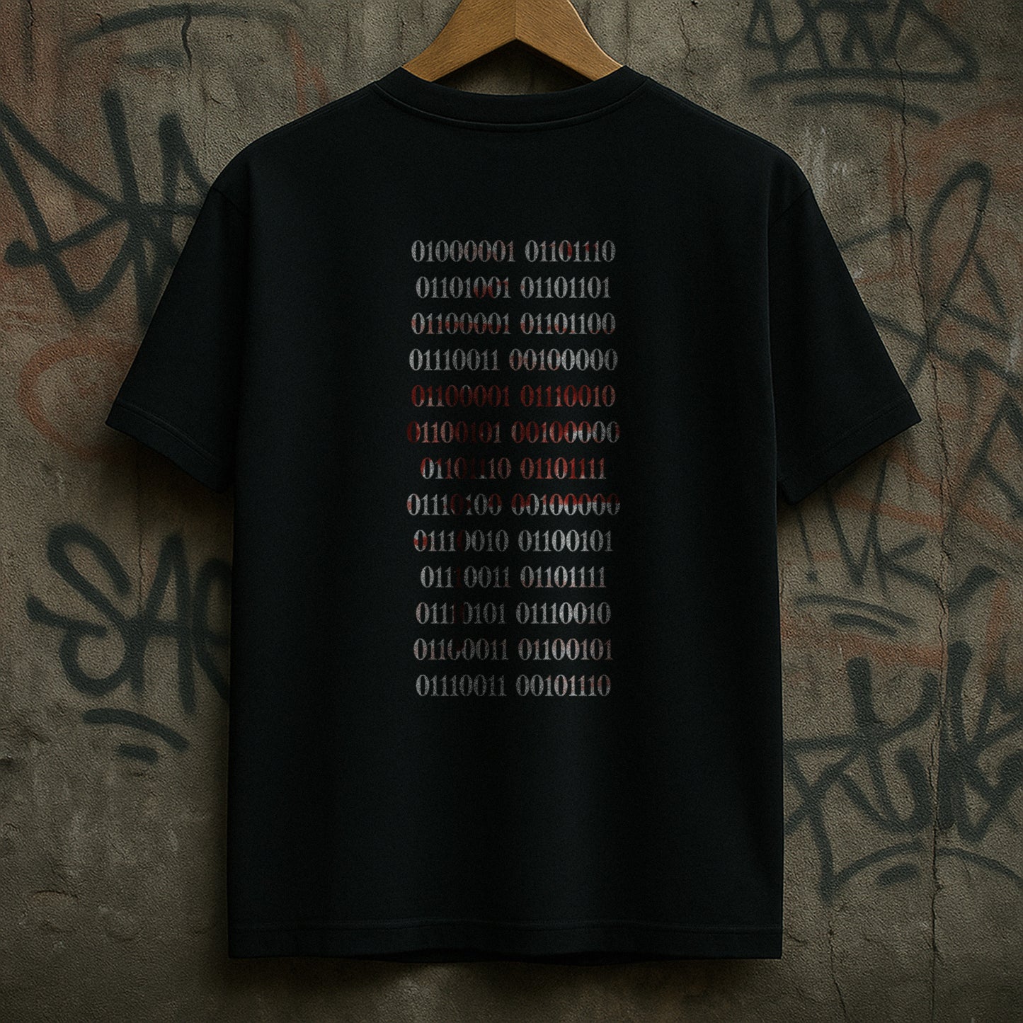 Nachhaltiges Unisex T-Shirt in Schwarz mit digitalem Backprint „Binärcode“ – Stanley/Stella Creator 2.0 von Natura Umbra, hängend dargestellt.