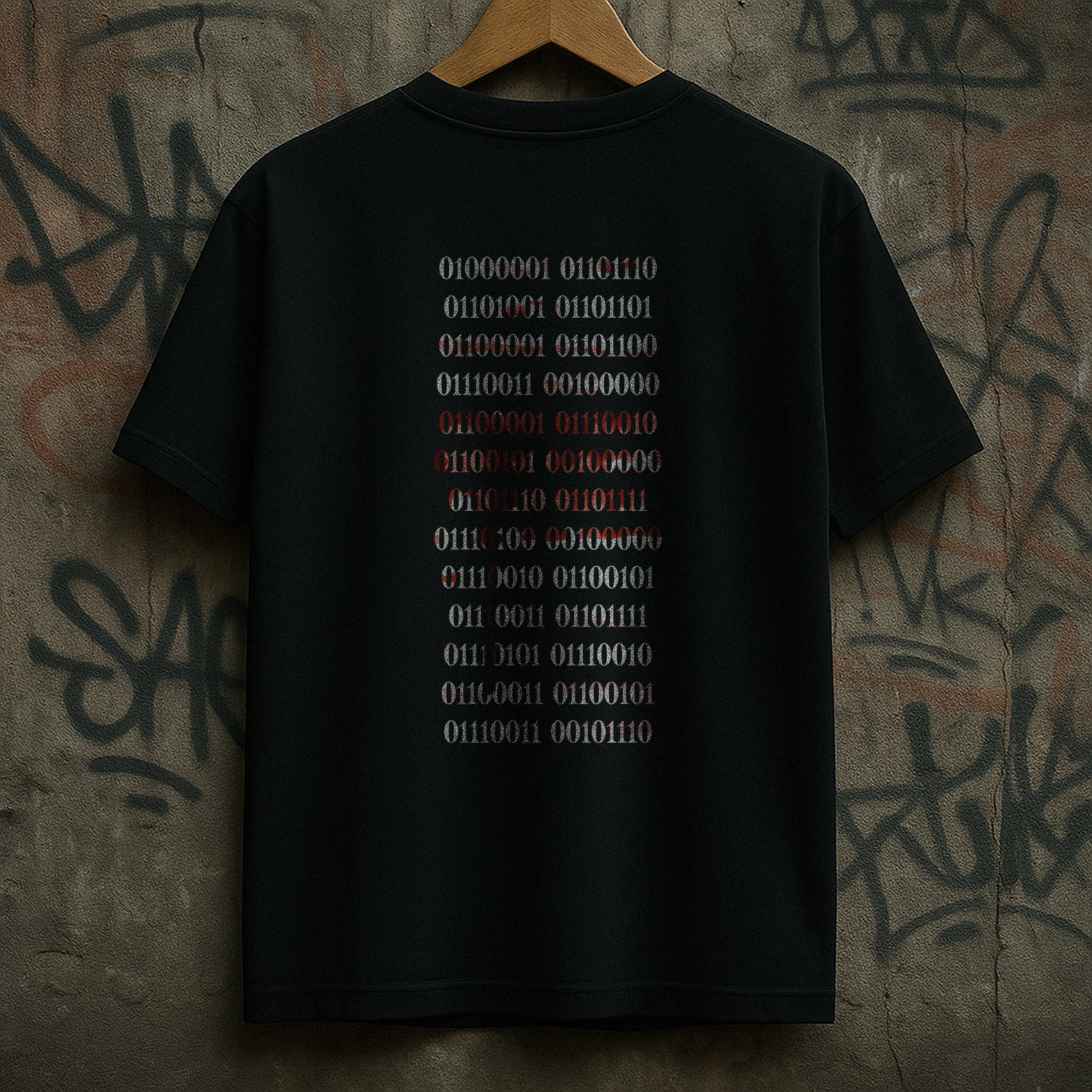 Nachhaltiges Unisex T-Shirt in Schwarz mit digitalem Backprint „Binärcode“ – Stanley/Stella Creator 2.0 von Natura Umbra, hängend dargestellt.