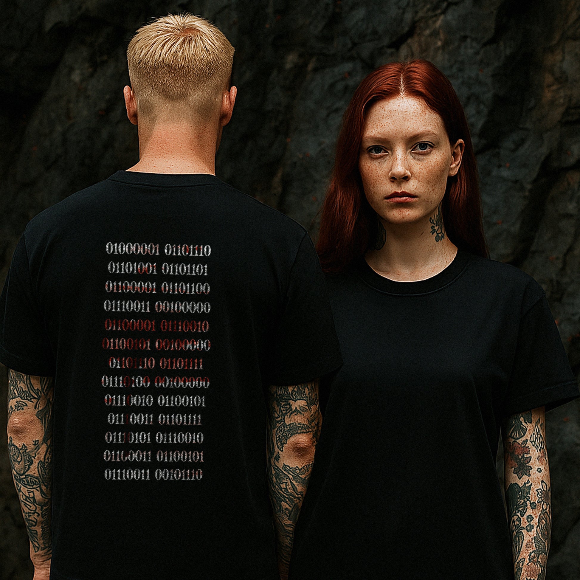 Nachhaltiges Unisex T-Shirt in Schwarz von Natura Umbra – Stanley/Stella Creator 2.0 mit digitalem Backprint „Binärcode“, getragen von zwei unterschiedlichen Models.
