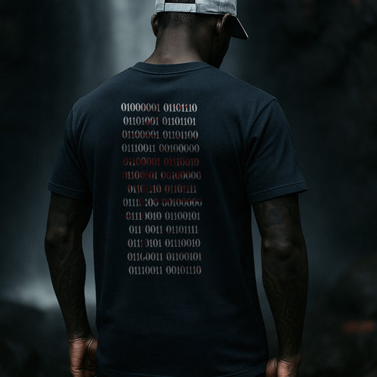 Nachhaltiges Unisex T-Shirt von Natura Umbra in French Navy – Stanley/Stella Creator 2.0 mit digitalem Backprint „Binärcode“, getragen vom Model.