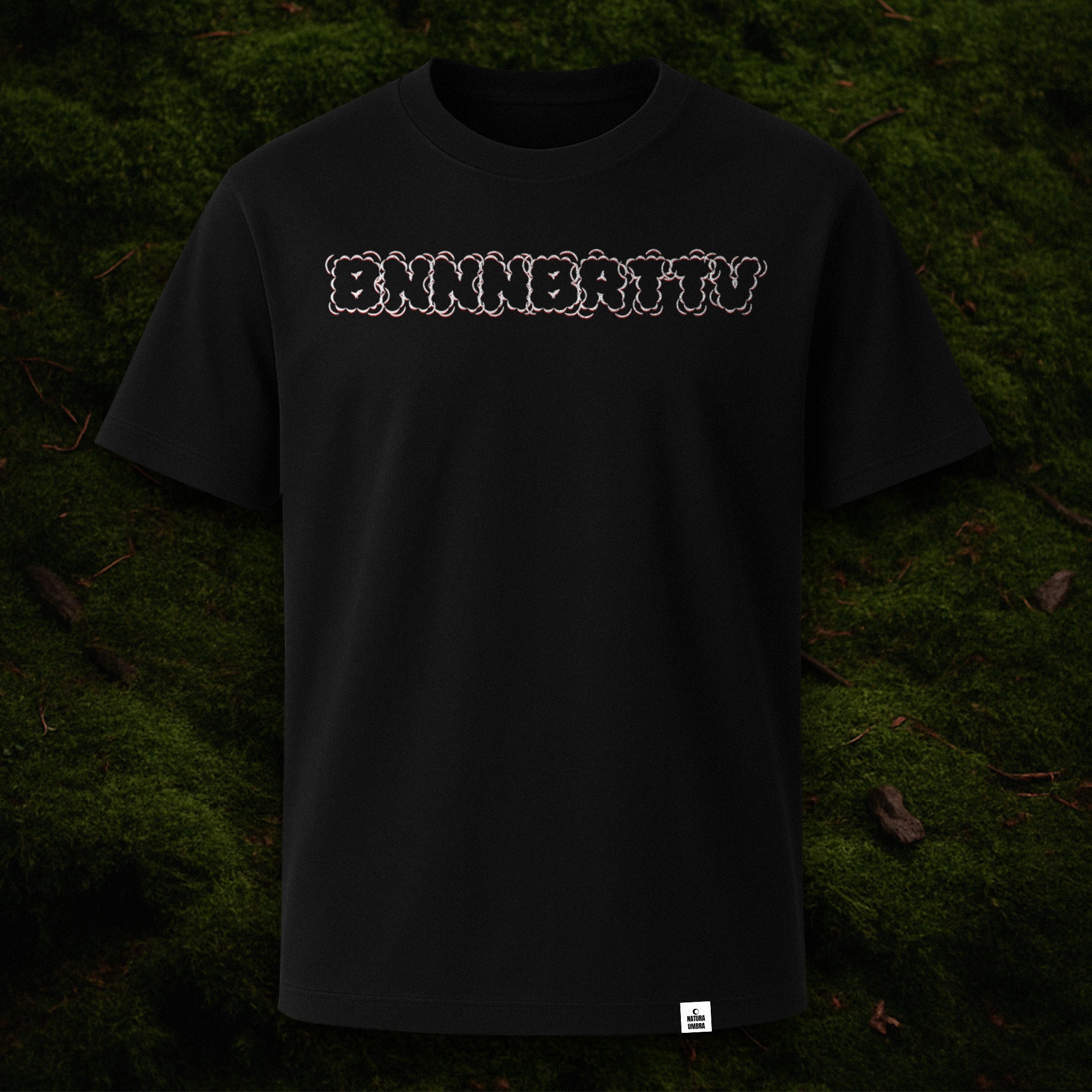 Ghost-Mockup des schwarzen Unisex T-Shirts „BNNNBRTTV“ von Natura Umbra – Stanley/Stella Creator 2.0 mit Frontprint.