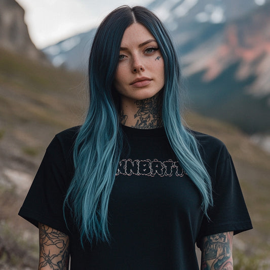 Weibliches Model trägt das schwarze Unisex T-Shirt „BNNNBRTTV“ – Stanley/Stella Creator 2.0 von Natura Umbra mit Frontprint.