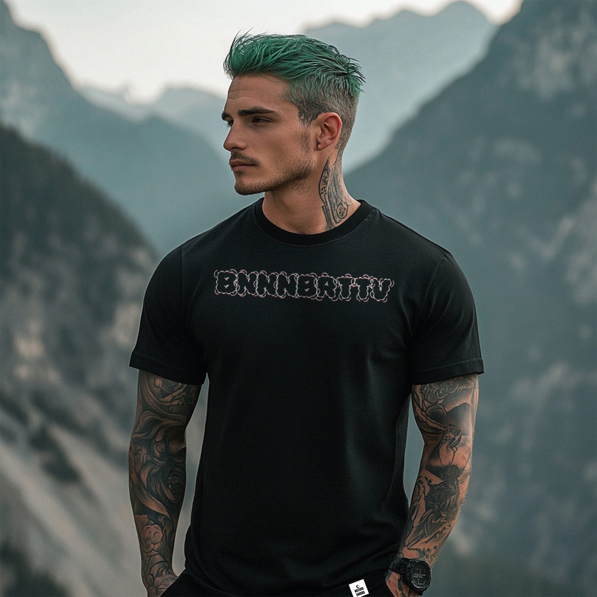Model trägt das schwarze Unisex T-Shirt „BNNNBRTTV“ – Stanley/Stella Creator 2.0 von Natura Umbra mit Frontprint.