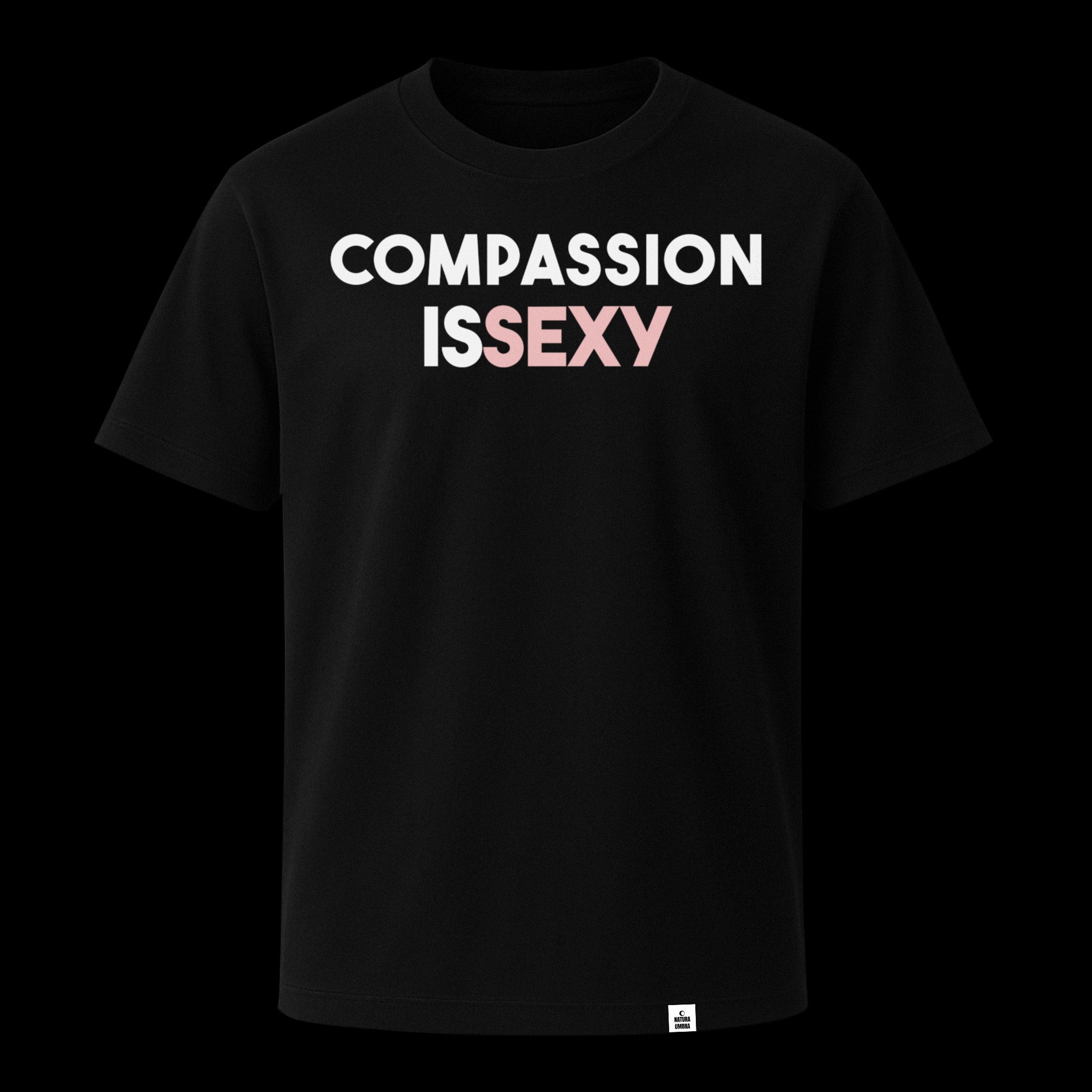 Nachhaltiges Unisex T-Shirt in Schwarz mit Frontprint „Compassion is sexy“ – Stanley/Stella Creator 2.0 von Natura Umbra als Ghost-Mockup.