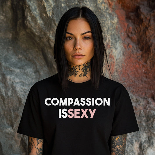 Nachhaltiges Unisex T-Shirt in Schwarz mit Frontprint „Compassion is sexy“ – Stanley/Stella Creator 2.0 von Natura Umbra, getragen vom Model.