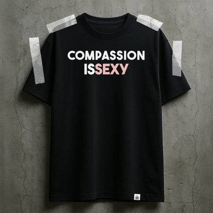 Nachhaltiges Unisex T-Shirt von Natura Umbra in Schwarz mit Frontprint „Compassion is sexy“ – Stanley/Stella Creator 2.0, dargestellt als taped Flatlay.