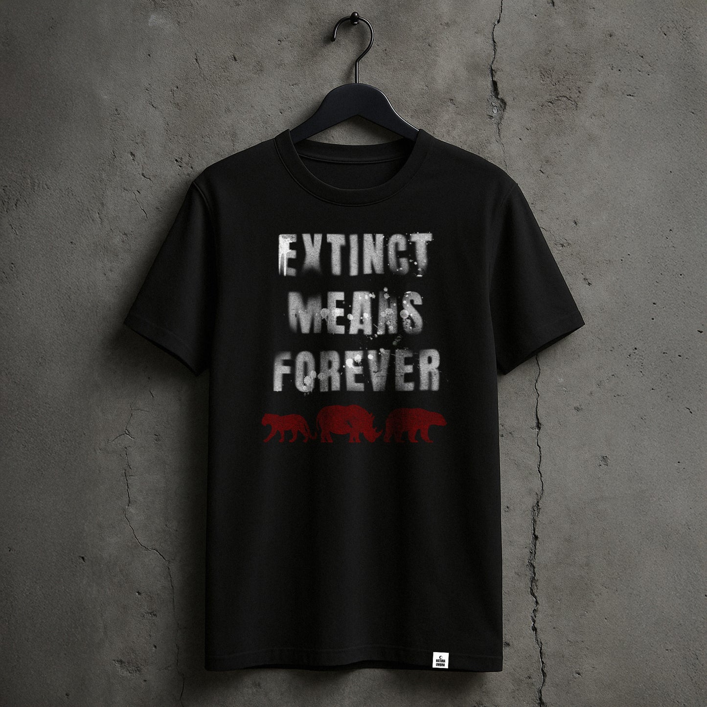 Nachhaltiges Unisex T-Shirt von Natura Umbra in Schwarz mit der Botschaft „Extinct means Forever“ – Stanley/Stella Creator 2.0, hängend dargestellt.