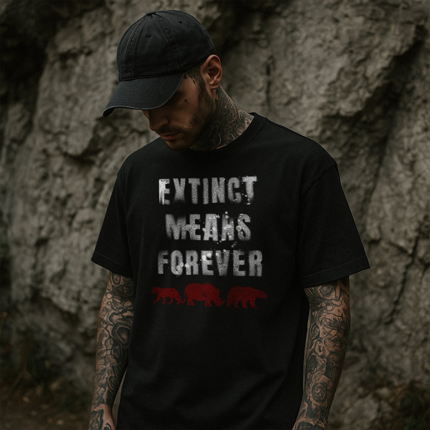 Nachhaltiges Unisex T-Shirt in Schwarz mit der Botschaft „Extinct means Forever“ – Stanley/Stella Creator 2.0 von Natura Umbra, getragen vom Model.