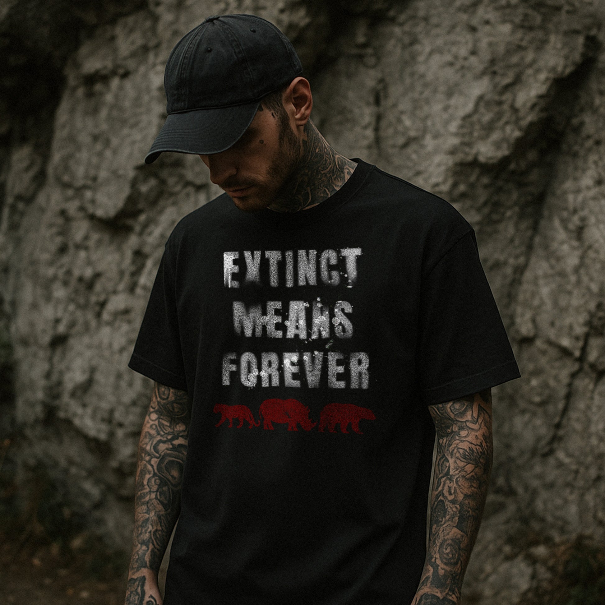 Nachhaltiges Unisex T-Shirt in Schwarz mit der Botschaft „Extinct means Forever“ – Stanley/Stella Creator 2.0 von Natura Umbra, getragen vom Model.