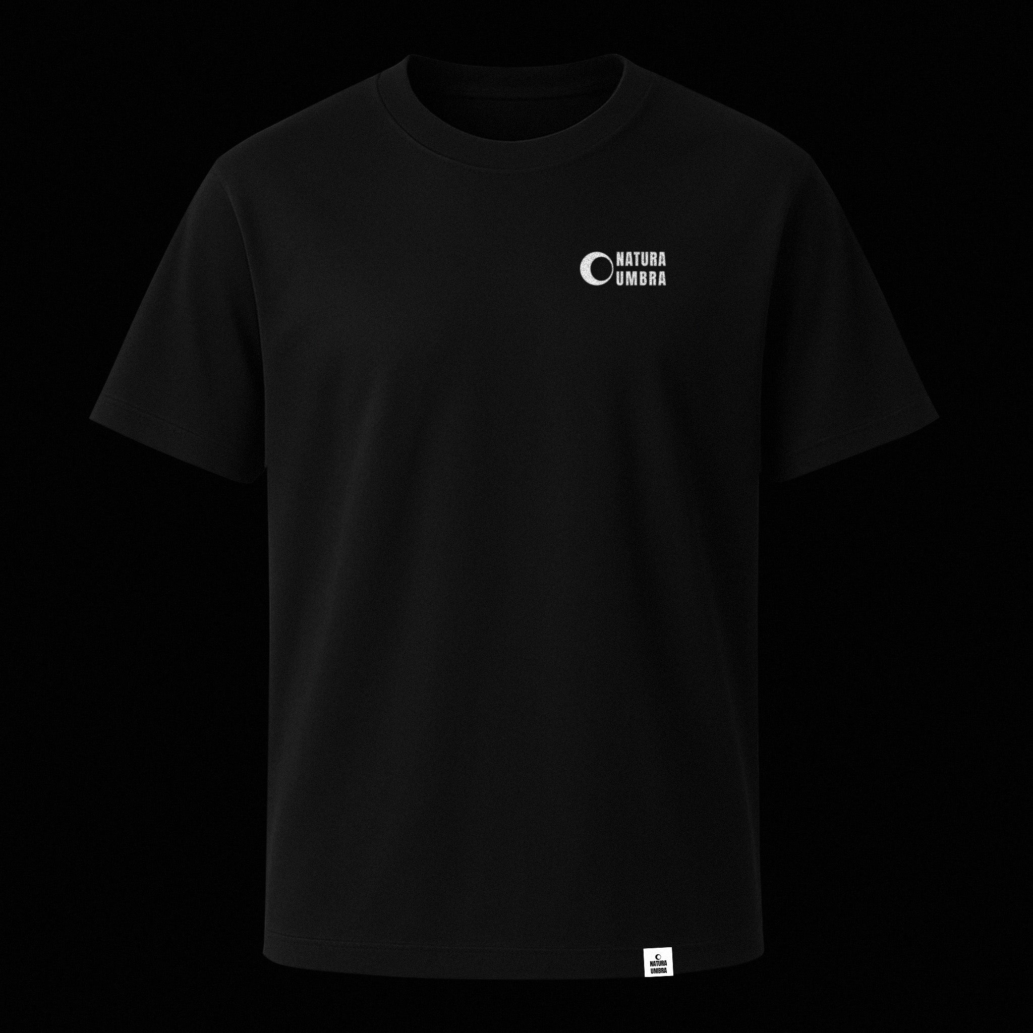Ghost-Mockup des schwarzen Unisex T-Shirts von Natura Umbra mit Frontprint „Natura Umbra“ – Stanley/Stella Creator 2.0.