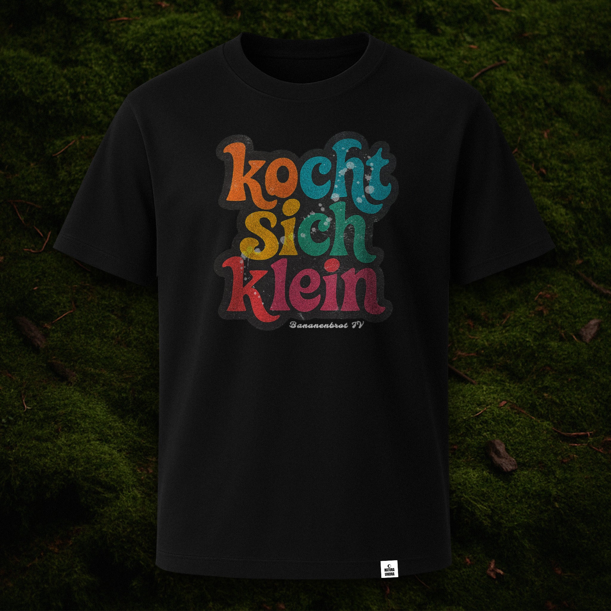 Unisex T-Shirt „Kocht sich klein“ von Natura Umbra aus Bio-Baumwolle – Frontansicht als Mockup.