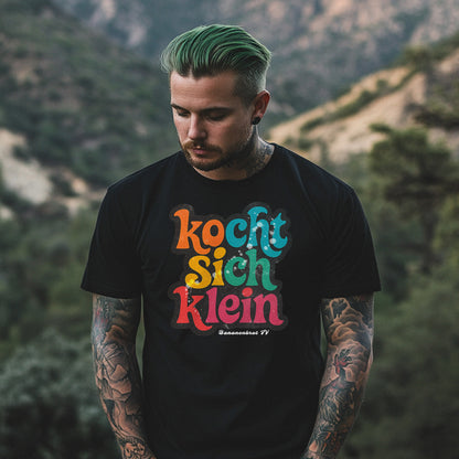 Model trägt das Shirt „Kocht sich klein“ von Natura Umbra – minimalistischer Frontprint.
