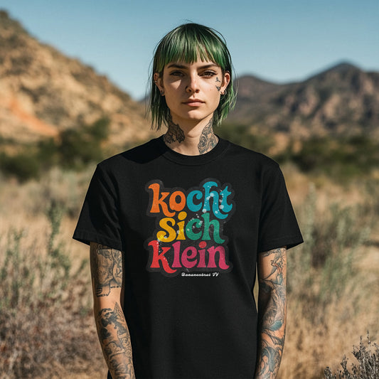 Model trägt das Shirt „Kocht sich klein“ von Natura Umbra – minimalistischer Frontprint.