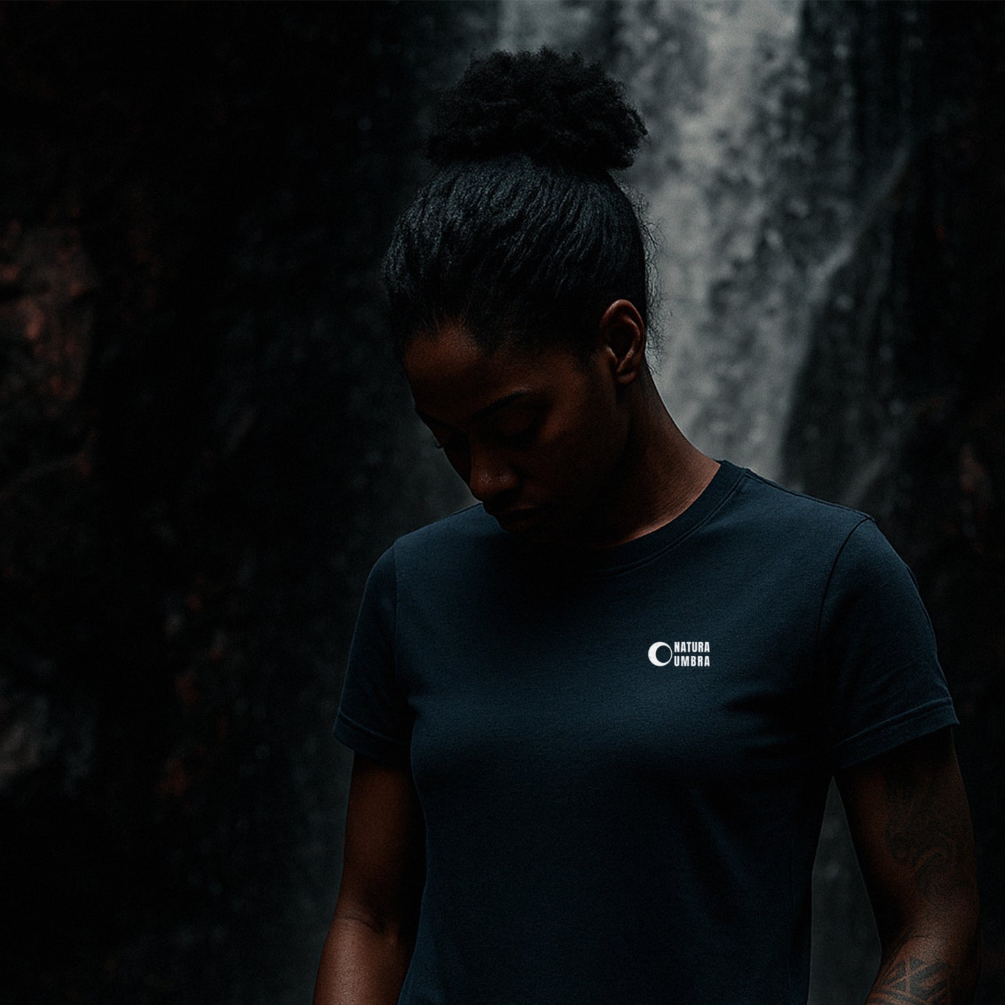 Nachhaltiges Unisex T-Shirt von Natura Umbra in French Navy – Stanley/Stella Creator 2.0 mit Frontprint „Natura Umbra“, getragen vom Model.